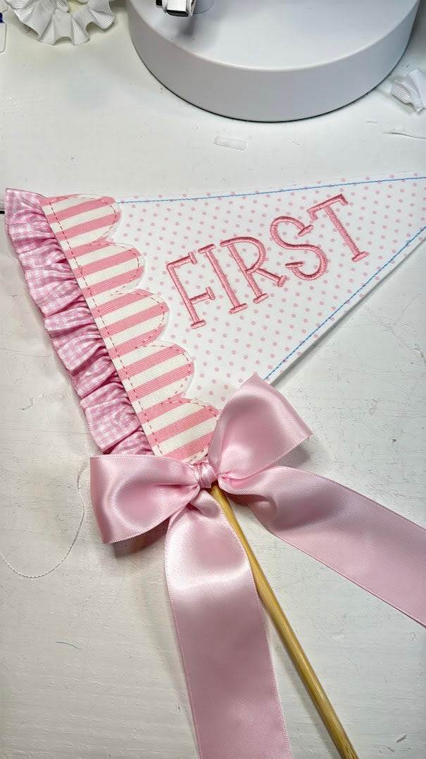 Scallop Pennant Wand in Pink