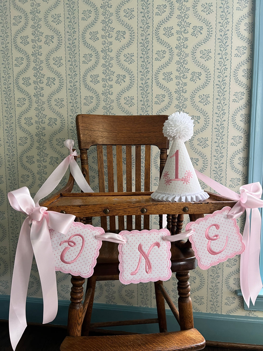 Scalloped ONE High Chair Banner with Satin Bows in Pink